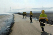 Imagen de la intervención durante el incendio.-APAMCYL