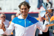 Rafael Nadal, con el trofeo que lo acredita como ganador del trofeo de Hamburgo.-Foto: EFE / DANIEL REINHARDT
