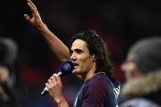 Cavani, con un micrófono, se dirige a la afición del PSG después de batir el récord histórico de goles del equipo.-AFP