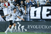 Leo Pisculichi celebra el gol de la victoria que logró en el minuto 93 de partido.-SANTI OTERO