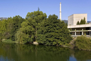 La central toma el agua para refrigerar del Ebro, al que vuelve después pero en opinión de la CHE, a temperaturas demasiado elevadas.-ECB