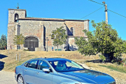 Imagen del modelo de la marca sueca con la iglesia de Atapuerca al fondo.-HÉCTOR FUSTEL