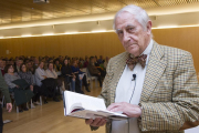 El diplomático español Inocencio Arias presentó ayer su último libro en el Museo de la Evolución Humana.-ISRAEL L. MURILLO