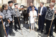 Los participantes en la ruta, con el alcalde de Burgos, Javier Lacalle, y la alcaldesa de pasaia (Guipúzcoa), Izaskun Gómez.-R. ORDOÑEZ / ICAL