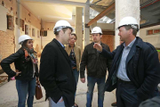 Lacalle, junto a Berzosa y De la Fuente, se dirige a los responsables de la obra en la que será la nueva enfermería.-RAÚL G. OCHOA