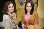Raquel García y Ainhoa Fernández,  dos de las responsables de la campaña, posan junto al aguno de los juguetes recogidos.-ISRAEL L. MURILLO