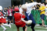 Boris Johnson colisiona contra un crío de 10 años en Tokio.-