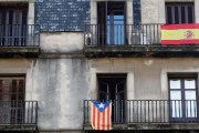 Una estelada y una bandera de España, en balcones de Barcelona.-REUTERS / GONZALO FUENTES