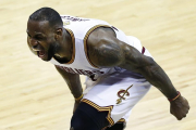 LeBron James celebra la victoria de los Cavaliers.-EFE / LARRY W. SMITH