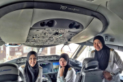 La comandante Sharifah Czarena (izquierda), junto a las oficiales Nadiah (centro) y Sariana, antes de despegar hacia Arabia Saudí.-INSTAGRAM / BRUNEI AIRLINES