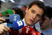Albert Rivera atendiendo a los medios, esta mañana-JAVIER LIZÓN (EFE)