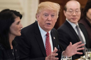 Trump (centro), junto a la embajadora de EEUU en la ONU, Nikki Haley, y su homólogo chino, Liu Jieyi, en una comida de trabajo, en la Casa Blanca, el 24 de abril.-AFP / BRENDAN SMIALOWSKI