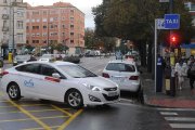 Un taxi encara el cruce desde la avenida del Cid al pasaje de Radio Popular.-SANTI OTERO