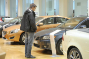 Un cliente observa vehículos en un concesionario de la ciudad.-ISRAEL L. MURILLO
