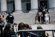 Algunas de las víctimas de Jeffrey Epstein en la corte de Nueva York.-
