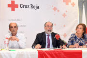 A la izquierda Ignacio Angulo, acompañado de Arturo Almansa y de la secretaria provincial de Cruz Roja, Concha Pérez.-SANTI OTERO