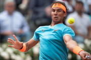 Rafa Nadal devuelve una pelota alta en el partido contra Tsitsipas.-GIUSEPPE MAFFIA (REUTERS)