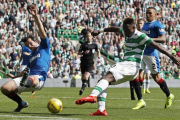 Moussa Dembele, del Celtic, dispara a gol durante el derbi de Glasgow contra el Rangers.-REUTERS / RUSSELL CHEYNE