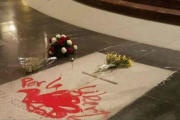 Así ha quedado la lápida de Francisco Franco.-LA SEXTA