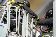 Los Bomberos durante un rescate en una vivienda. ISRAEL L. MURILLO