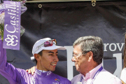César Rico en el podio junto al vencedor de la Vuelta a Burgos-Santi Otero