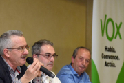 Ángel Martín (c), José Antonio Ortega Lara (izq), y el coordinador local de VOX de Salas Ángel Martínez (dch).-ICAL