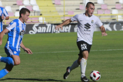 Madrazo conduce un balón en el choque del pasado fin de semana ante el Fabril.-Raúl G. Ochoa