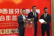 Albano Martínez y Jaime Ruiz posan tras firmar enChina el nuevo acuerdo de colaboración.-SAN PABLO BURGOS