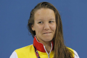 La española Marina Castro Atalaya posa en el podio tras haber conseguido la medalla de bronce en la prueba de 800 metros libres de natación.-Foto: EFE
