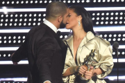 Rihanna y Drake durante la gala de los premios MTV.-Michael loccisano