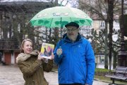 Verónica Alcácer, que sujeta un ejemplar del libro en sus manos, e Ignacio Galaz esperan que el volumen ayude a conocer más a los animales.-Raúl Ochoa