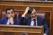 Fernando Martínez-Maillo y Rafael Hernando. de PP, ayer, durante el debate.-DAVID CASTRO