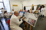 Un taller de pintura para adultos que se imparte por las tardes en el centro cívico de las Huelgas-El Pilar.-RAÚL G. OCHOA