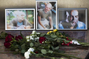Ofendas florales ante las fotografías de los 3 periodistas rusos asesinados, ante la sede de la Unión Rusa de Periodistas, en Moscú.-PAVEL GOLOVKIN