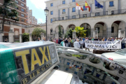 Imagen de la movilización frente a la Subdelegación del Gobierno.-ISRAEL L. MURILLO