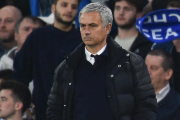 José Mourinho contempla la goleada que sufre el Manchester United en su visita al Chelsea en Stamford Bridge (4-0).-GLYN KIRK