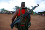 Un soldado de las FARC, el pasado 16 de septiembre, llega al campamento de El diamante, en el Yarí (Colombia), donde se iba a votar la ratificación del proceso de paz.-REUTERS / JOHN VIZCAINO
