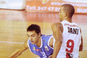 Matías 'El Lata' Ibarra supera a Dani López en el debut del Autocid en la LEB Oro, el 22 de septiembre de 2006.-ECB