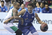 Corey Fisher gana línea de fondo ante Draper en el San Pablo-Betis del pasado curso.-SANTI OTERO