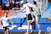 Acción previa del segundo gol del Eibar en la que Alfonso Herrero sale a destiempo a un balón aéreo sin peligro. LALIGA