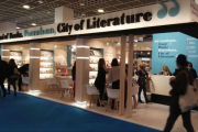 El pabellón conjunto de Catalunya y Barcelona en la Feria del Libro de Fráncfort 2017-EL PERIÓDICO