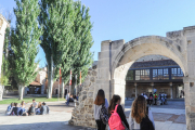 Unas estudiantes caminan por el campus de la Universidad de Burgos, en una imagen de archivo. ISRAEL L. MURILLO