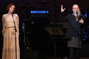 Michael Stipe y Karen Elson, durante la interpretación de 'Ashes to ashes' en la gala de homenaje a Bowie.-Evan Agostini