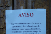 La iglesia ha colocado un cartel para avisar del cierre. ECB