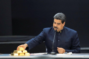 Maduro manipula lingotes de oro-MARCO BELLO (REUTERS)