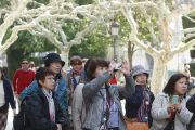 Un grupo de turistas asiáticos en el Espolón haciendo fotos a la Catedral.-RAÚL G. OCHOA