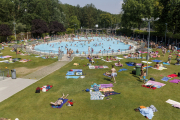 Imagen del lleno en la piscina principal de verano de San Aamaro. SANTI OTERO