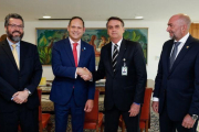 Presidente de Brasil  Jair Bolsonaro  quien saluda al presidente del Tribunal Supremo de Justicia de Venezuela en el exilio  Miguel Angel Martin,  el representante de la OEA Gustavo Cinosi  y el ministro de Relaciones Exteriores de Brasil  Ernesto Araujo.-EL PERIÓDICO