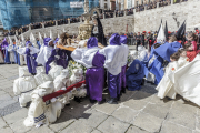 Momento del Desenclavado del Cristo Crucificado junto a la Catedral de Burgos. SANTI OTERO