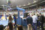 Técnicos, representantes delServicio de Deportes y miembros del club buscan soluciones tras la avería.-SANTI OTERO